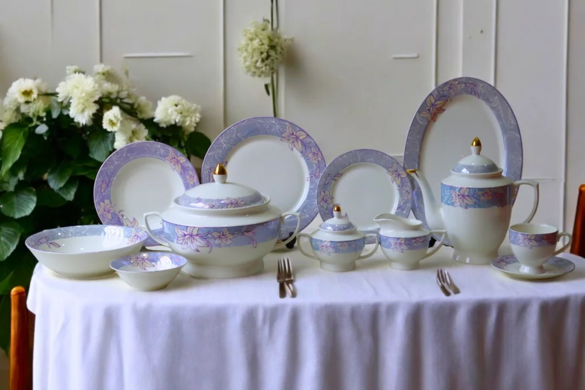 61-Pcs Dinner Set Fine Bone China Elegant Blue designed .