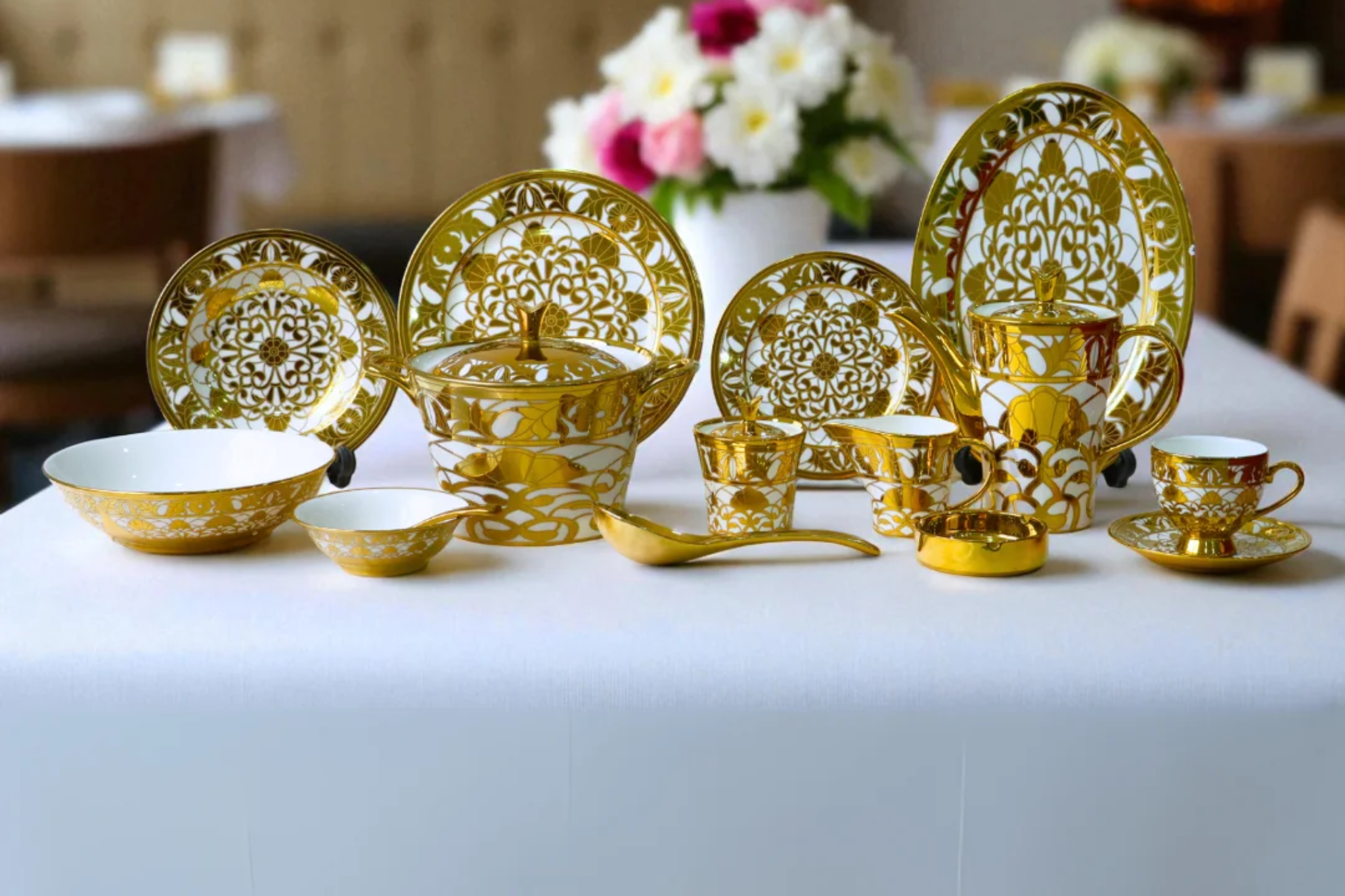 72 pcs Electrogold Fine Bone China Dinner Set