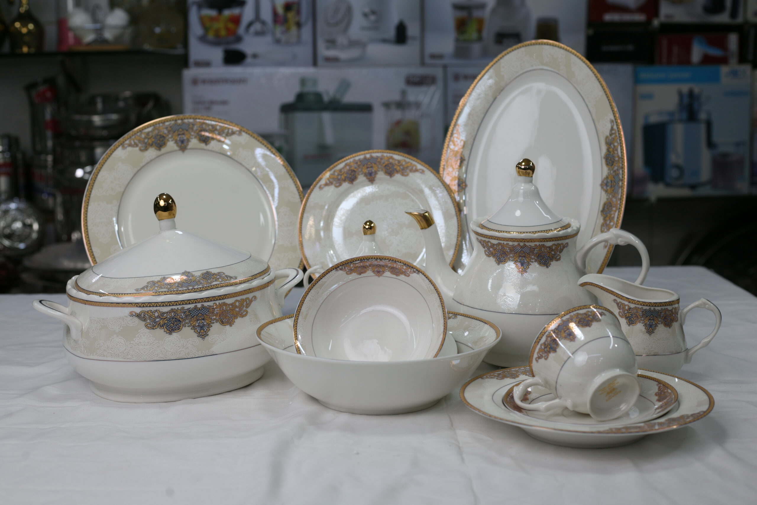 Sovereign Majesty 61 Pcs Bone China Dinner Set